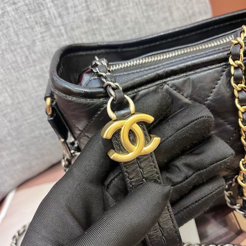Chanel • Gabrielle 經典黑金牛皮流浪包 小號-8