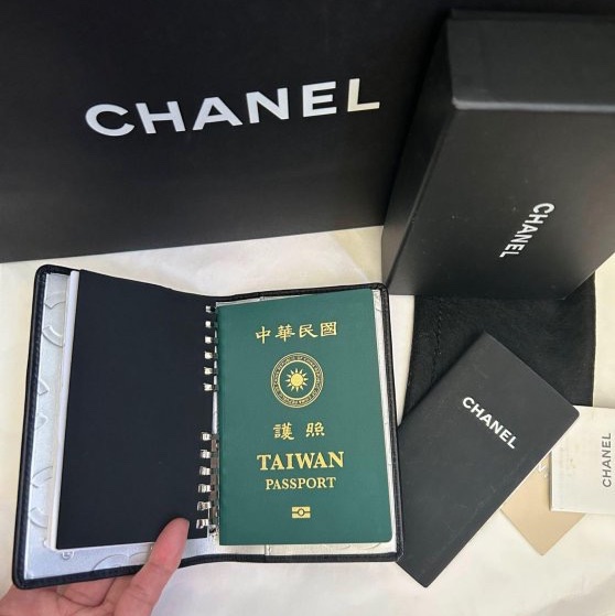 Chanel *雙C logo康朋*筆記本護照套👩🏻‍🦰收藏品；含2012年日暦本、聯絡薄（金屬可拆卸單護照保護套！👍）-1