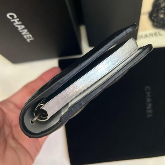 Chanel *雙C logo康朋*筆記本護照套👩🏻‍🦰收藏品；含2012年日暦本、聯絡薄（金屬可拆卸單護照保護套！👍）-11