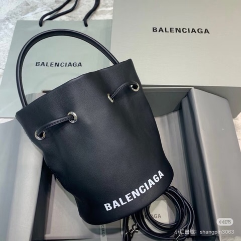 Balenciaga • 經典字母Logo黑色牛皮水桶包