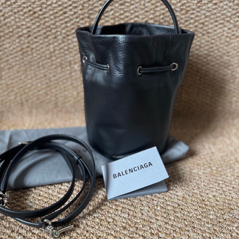 Balenciaga • 經典字母Logo黑色牛皮水桶包-4
