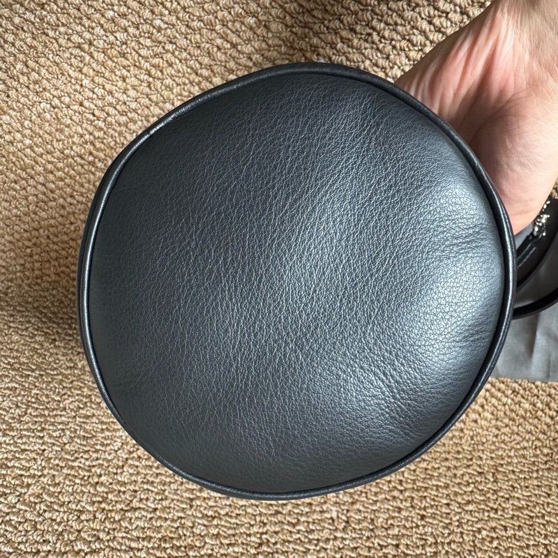 Balenciaga • 經典字母Logo黑色牛皮水桶包-6