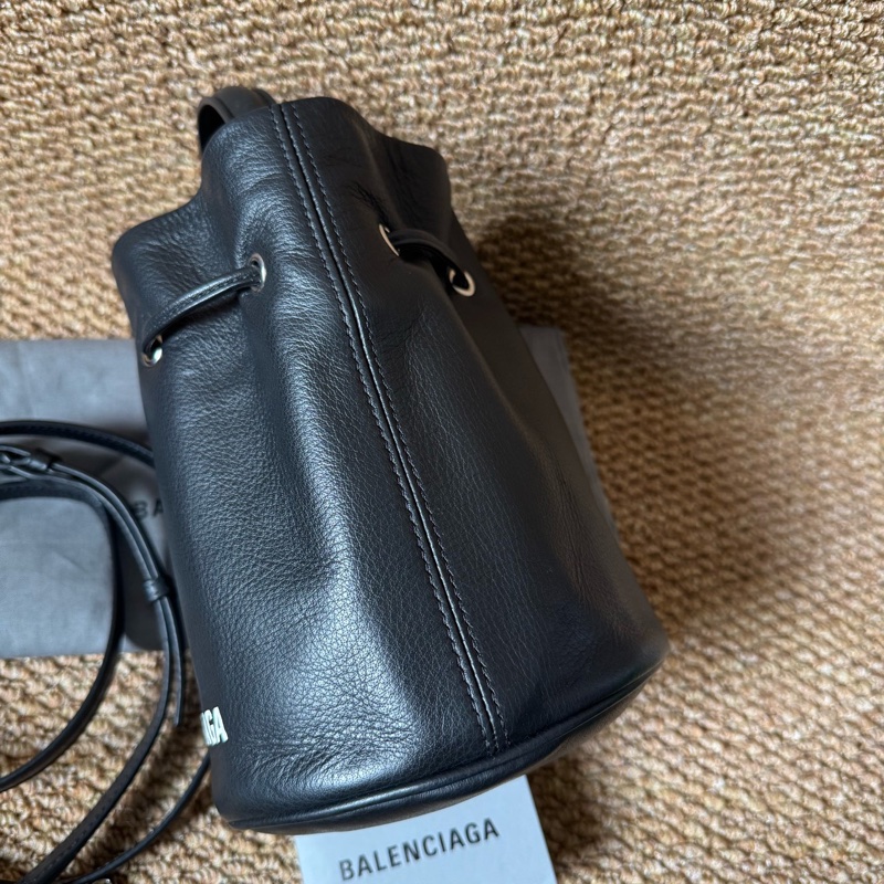 Balenciaga • 經典字母Logo黑色牛皮水桶包-7
