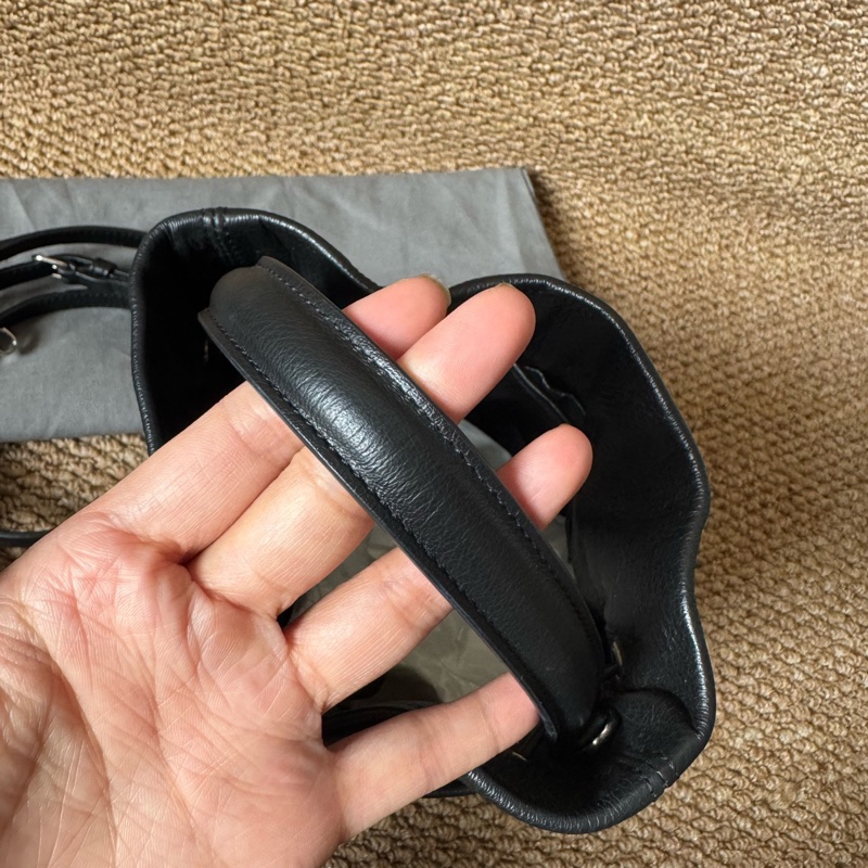 Balenciaga • 經典字母Logo黑色牛皮水桶包-8