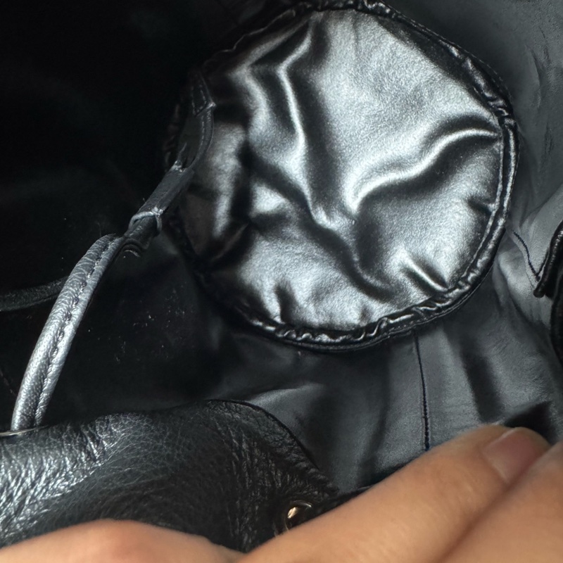 Balenciaga • 經典字母Logo黑色牛皮水桶包-9