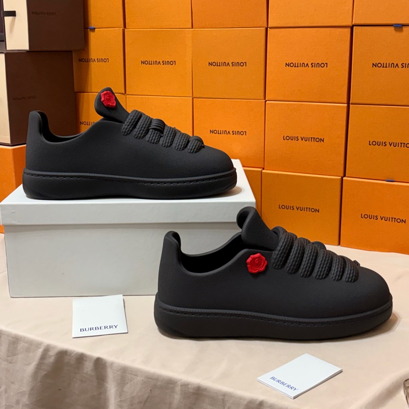 🎁全新閒置 2025新款盒裝 Burberry 巴寶莉 一體成形 戰馬休閒鞋（原價27500）-1