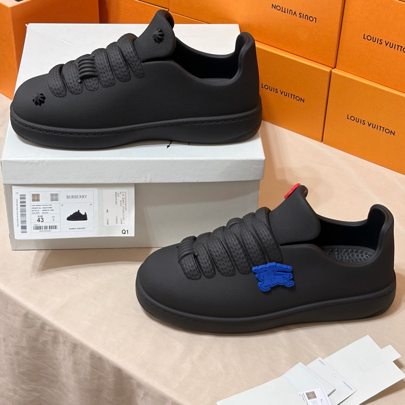 🎁全新閒置 2025新款盒裝 Burberry 巴寶莉 一體成形 戰馬休閒鞋（原價27500）-2