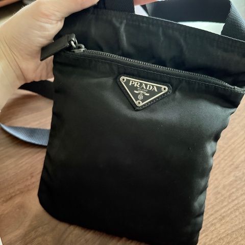8新✨輕鬆出門超方便的 PRADA 經典尼龍 黑色斜背包 很輕 肩背到斜背都可以