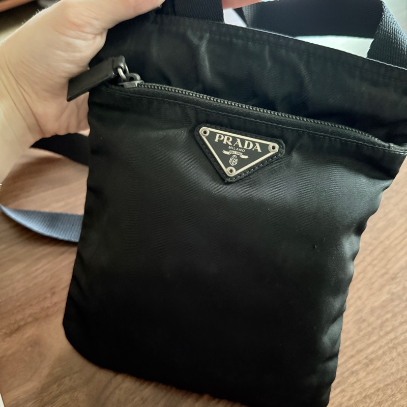 8新✨輕鬆出門超方便的 PRADA 經典尼龍 黑色斜背包 很輕 肩背到斜背都可以-0
