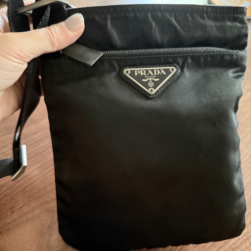 8新✨輕鬆出門超方便的 PRADA 經典尼龍 黑色斜背包 很輕 肩背到斜背都可以-1