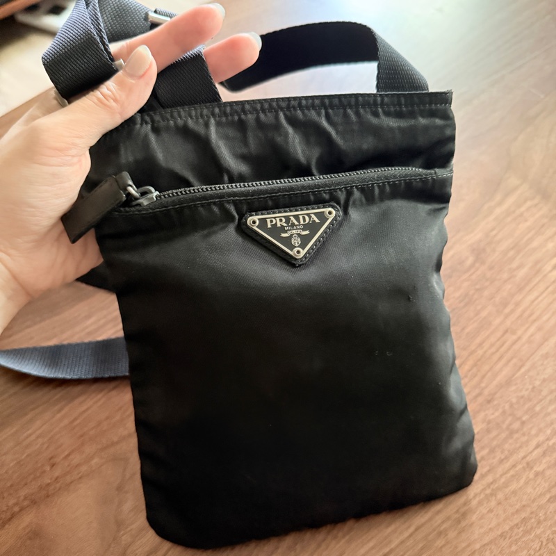 8新✨輕鬆出門超方便的 PRADA 經典尼龍 黑色斜背包 很輕 肩背到斜背都可以-3