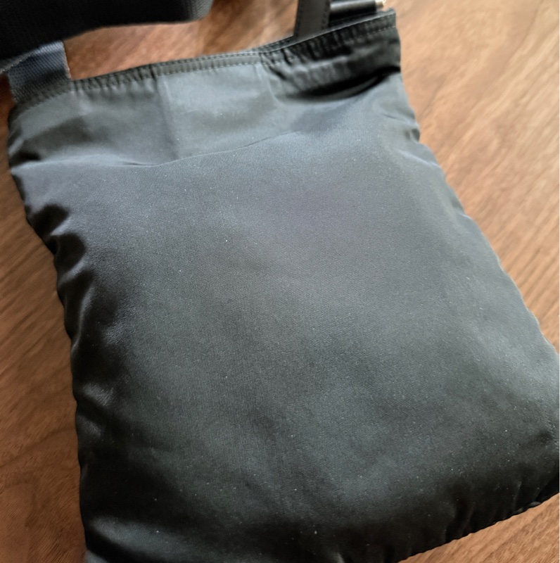 8新✨輕鬆出門超方便的 PRADA 經典尼龍 黑色斜背包 很輕 肩背到斜背都可以-7