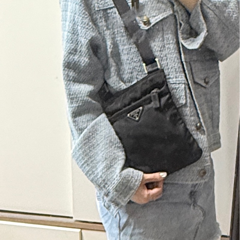 8新✨輕鬆出門超方便的 PRADA 經典尼龍 黑色斜背包 很輕 肩背到斜背都可以-18