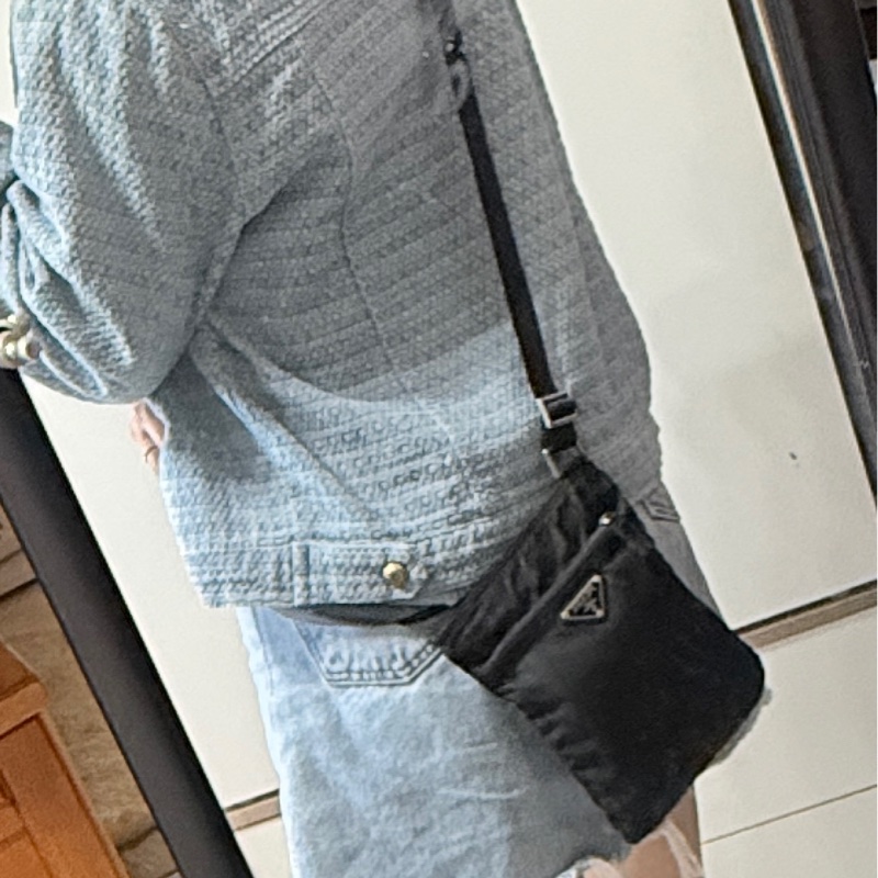 8新✨輕鬆出門超方便的 PRADA 經典尼龍 黑色斜背包 很輕 肩背到斜背都可以-19