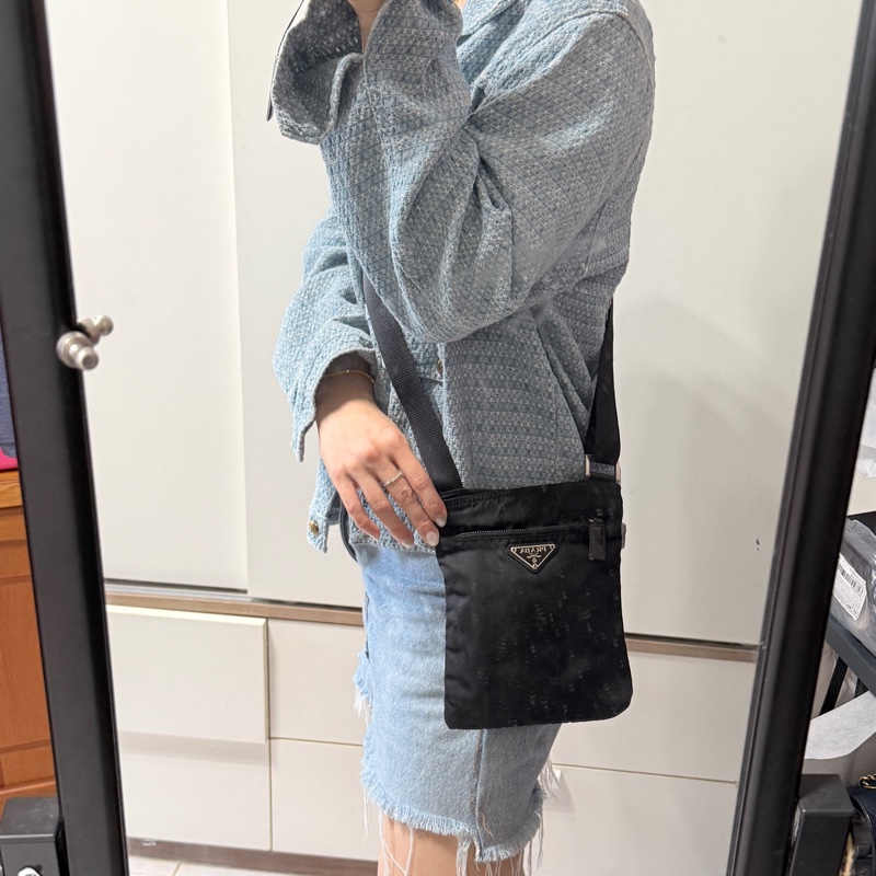 8新✨輕鬆出門超方便的 PRADA 經典尼龍 黑色斜背包 很輕 肩背到斜背都可以-20
