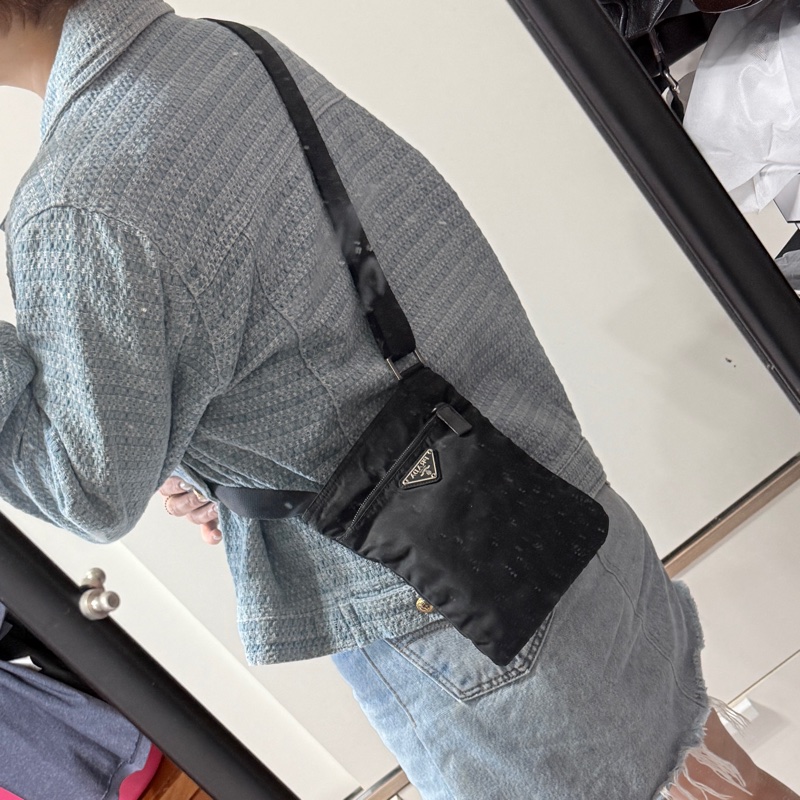 8新✨輕鬆出門超方便的 PRADA 經典尼龍 黑色斜背包 很輕 肩背到斜背都可以-21