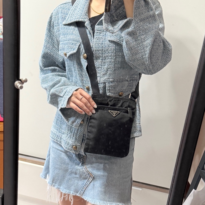 8新✨輕鬆出門超方便的 PRADA 經典尼龍 黑色斜背包 很輕 肩背到斜背都可以-22