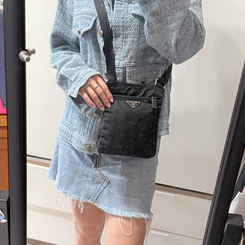 8新✨輕鬆出門超方便的 PRADA 經典尼龍 黑色斜背包 很輕 肩背到斜背都可以-23