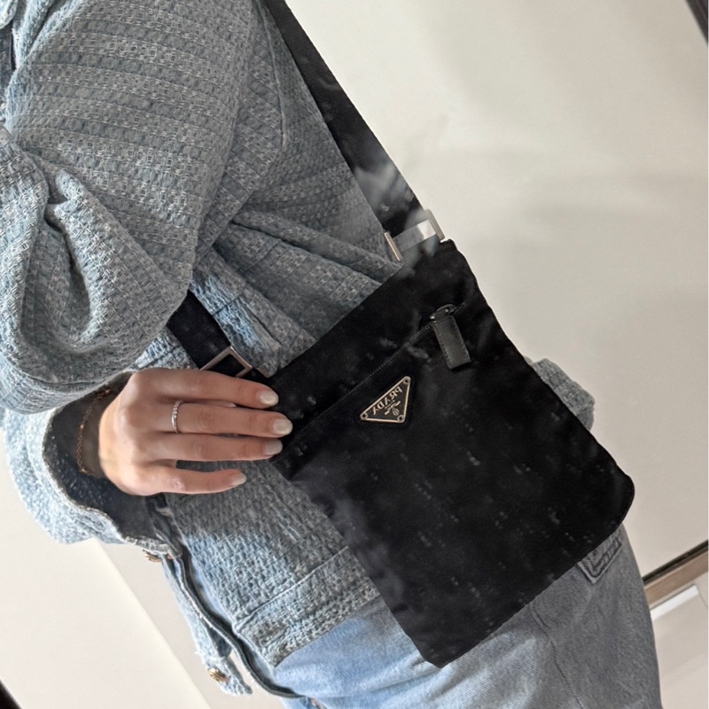 8新✨輕鬆出門超方便的 PRADA 經典尼龍 黑色斜背包 很輕 肩背到斜背都可以-24