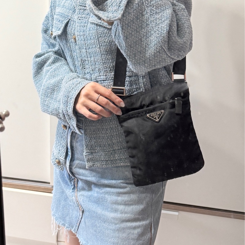 8新✨輕鬆出門超方便的 PRADA 經典尼龍 黑色斜背包 很輕 肩背到斜背都可以-25