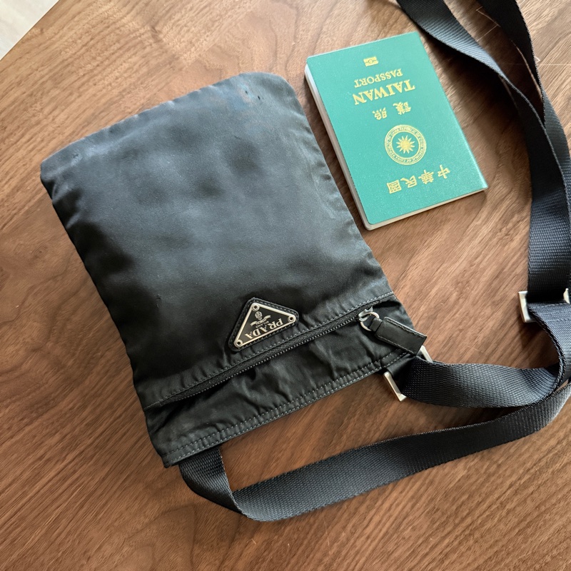 8新✨輕鬆出門超方便的 PRADA 經典尼龍 黑色斜背包 很輕 肩背到斜背都可以-26