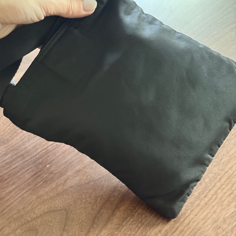 8新✨輕鬆出門超方便的 PRADA 經典尼龍 黑色斜背包 很輕 肩背到斜背都可以-29