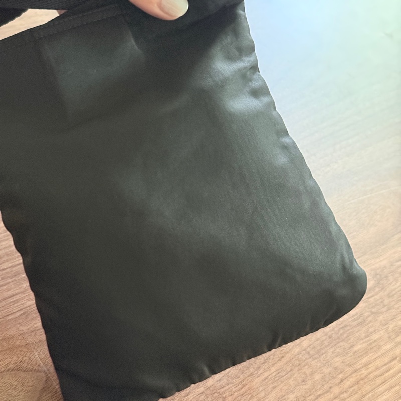 8新✨輕鬆出門超方便的 PRADA 經典尼龍 黑色斜背包 很輕 肩背到斜背都可以-30