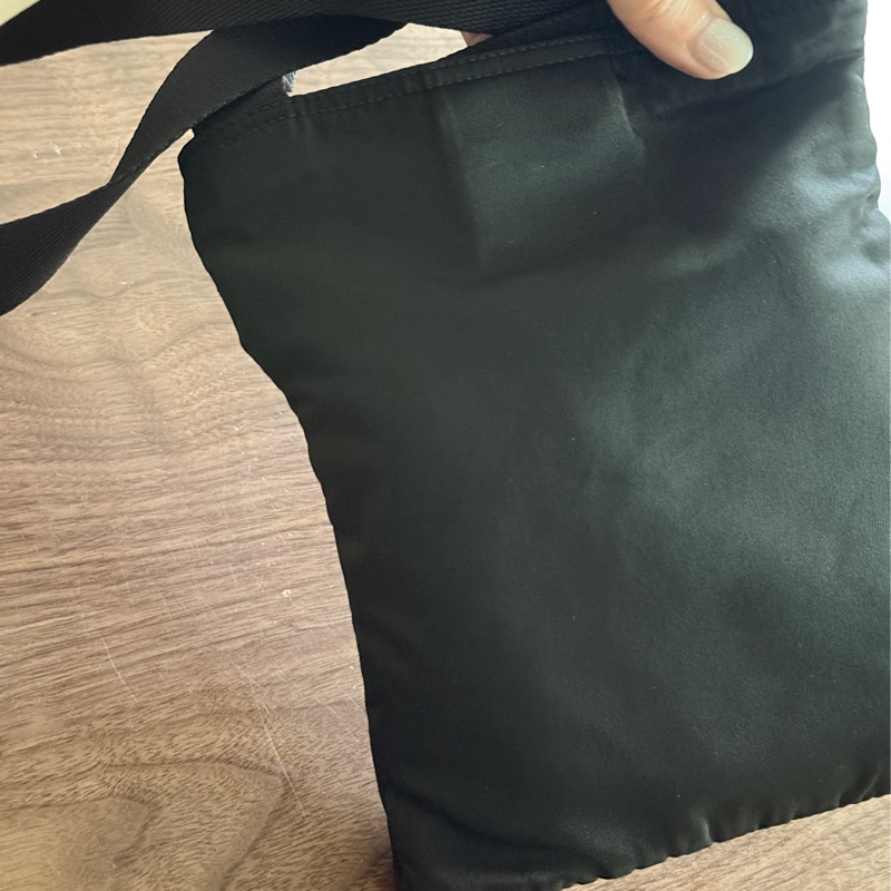 8新✨輕鬆出門超方便的 PRADA 經典尼龍 黑色斜背包 很輕 肩背到斜背都可以-31