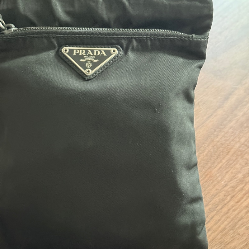 8新✨輕鬆出門超方便的 PRADA 經典尼龍 黑色斜背包 很輕 肩背到斜背都可以-32