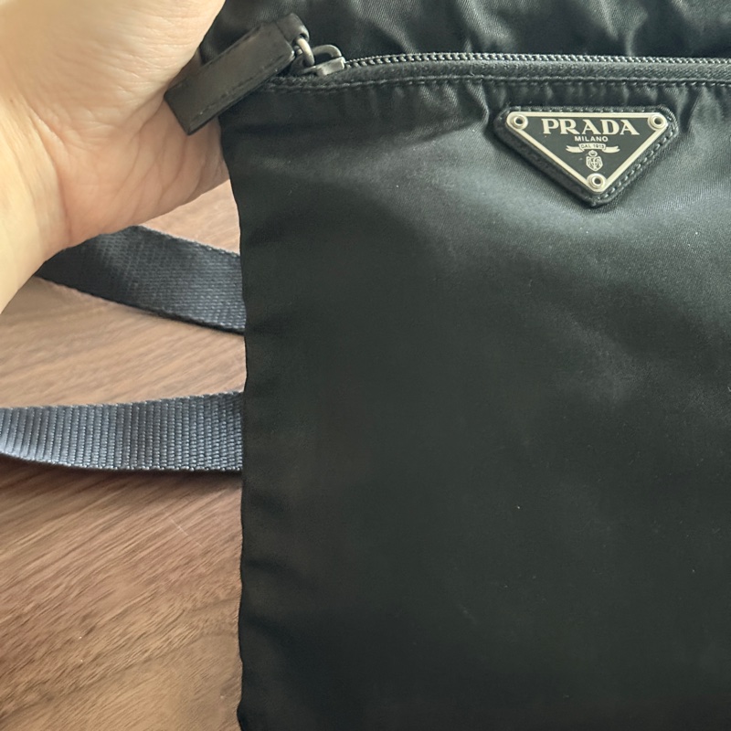 8新✨輕鬆出門超方便的 PRADA 經典尼龍 黑色斜背包 很輕 肩背到斜背都可以-33