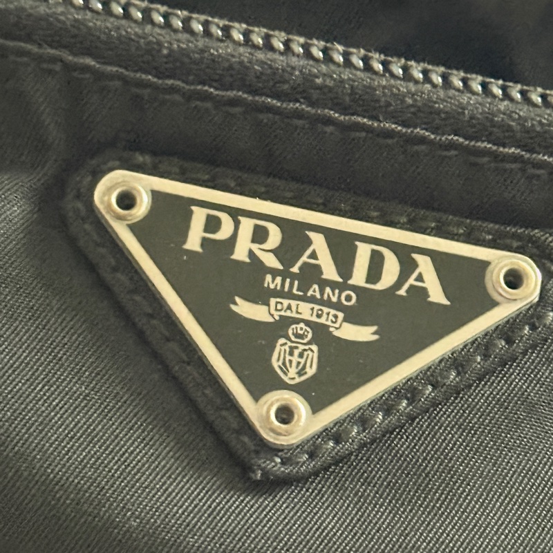 8新✨輕鬆出門超方便的 PRADA 經典尼龍 黑色斜背包 很輕 肩背到斜背都可以-34