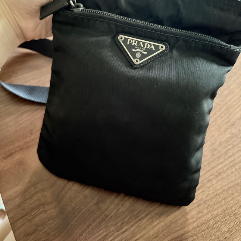 8新✨輕鬆出門超方便的 PRADA 經典尼龍 黑色斜背包 很輕 肩背到斜背都可以-35