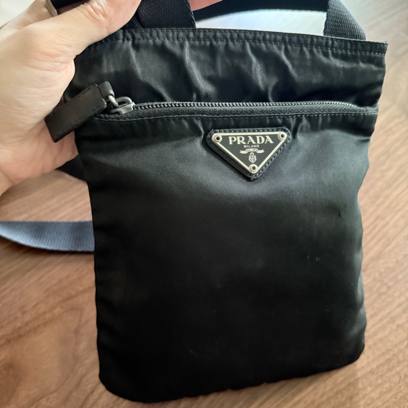 8新✨輕鬆出門超方便的 PRADA 經典尼龍 黑色斜背包 很輕 肩背到斜背都可以-36