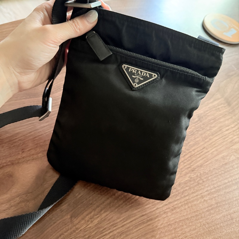 8新✨輕鬆出門超方便的 PRADA 經典尼龍 黑色斜背包 很輕 肩背到斜背都可以-38