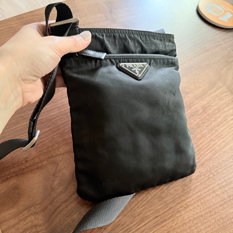 8新✨輕鬆出門超方便的 PRADA 經典尼龍 黑色斜背包 很輕 肩背到斜背都可以-40