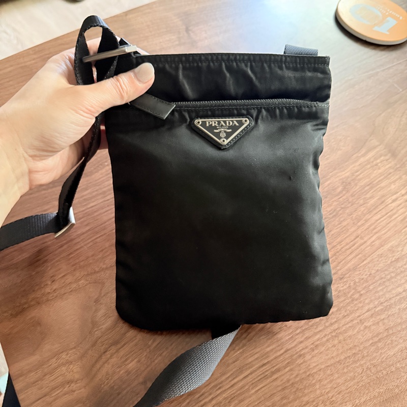 8新✨輕鬆出門超方便的 PRADA 經典尼龍 黑色斜背包 很輕 肩背到斜背都可以-41