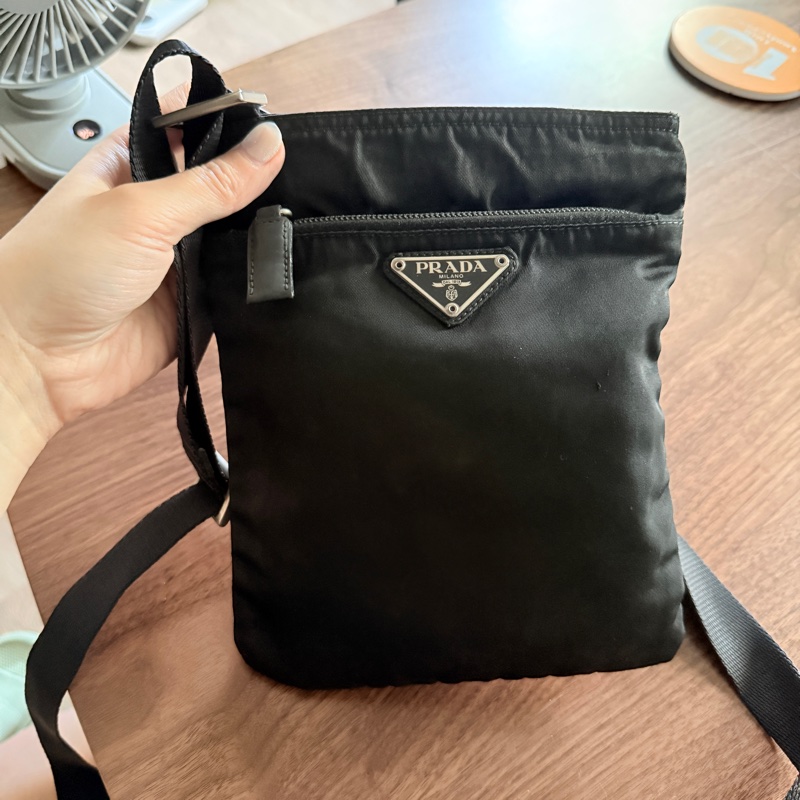 8新✨輕鬆出門超方便的 PRADA 經典尼龍 黑色斜背包 很輕 肩背到斜背都可以-42