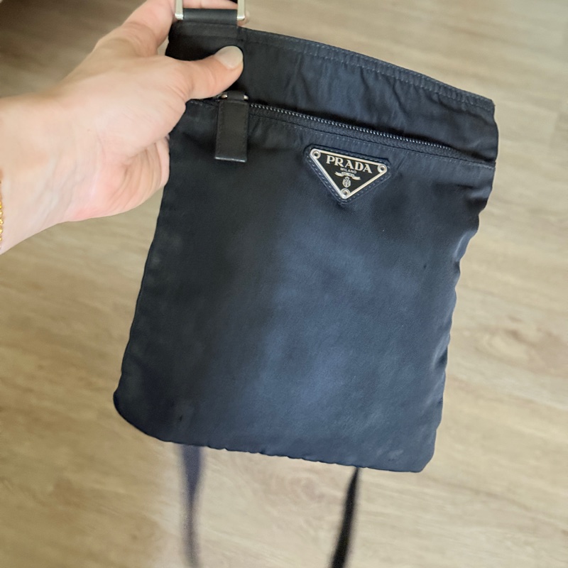 8新✨輕鬆出門超方便的 PRADA 經典尼龍 黑色斜背包 很輕 肩背到斜背都可以-43