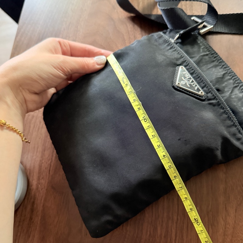 8新✨輕鬆出門超方便的 PRADA 經典尼龍 黑色斜背包 很輕 肩背到斜背都可以-44