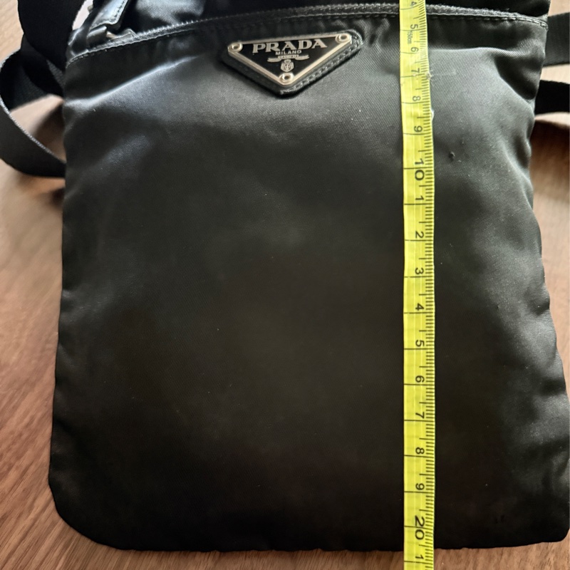 8新✨輕鬆出門超方便的 PRADA 經典尼龍 黑色斜背包 很輕 肩背到斜背都可以-45