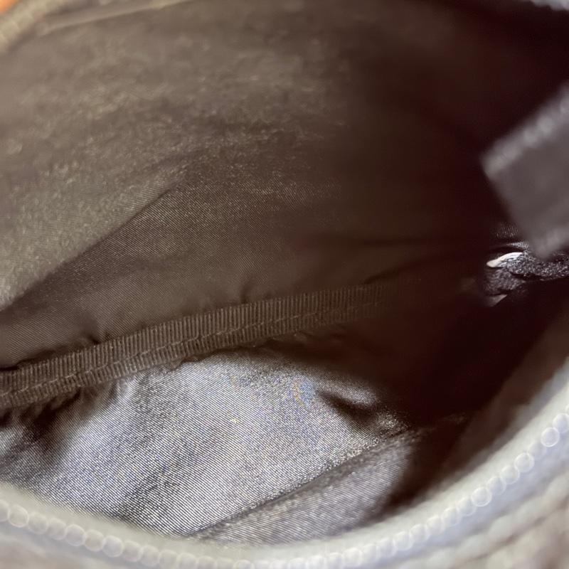 8新✨輕鬆出門超方便的 PRADA 經典尼龍 黑色斜背包 很輕 肩背到斜背都可以-46