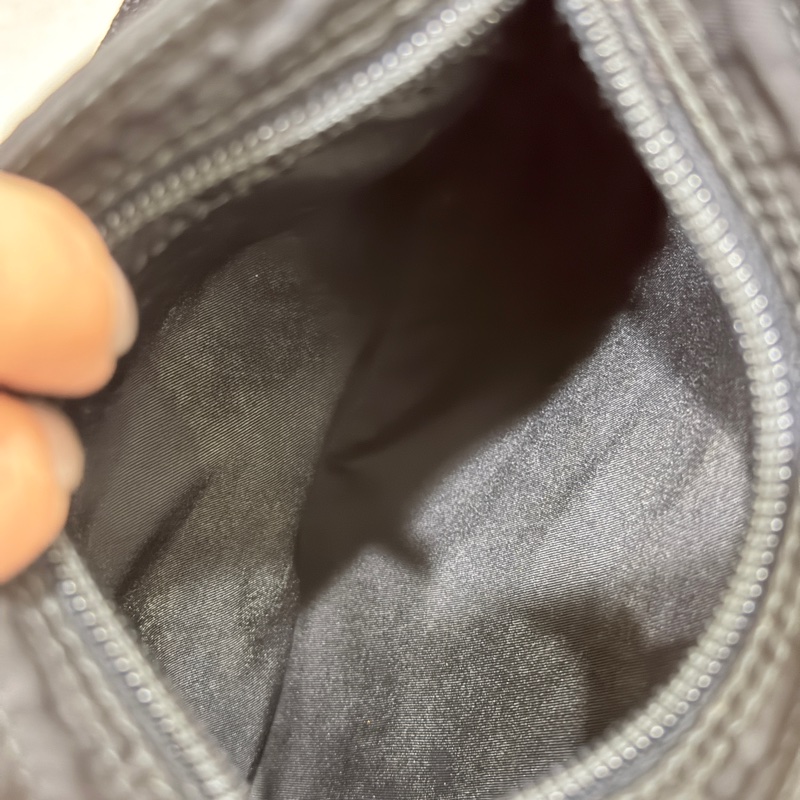 8新✨輕鬆出門超方便的 PRADA 經典尼龍 黑色斜背包 很輕 肩背到斜背都可以-47