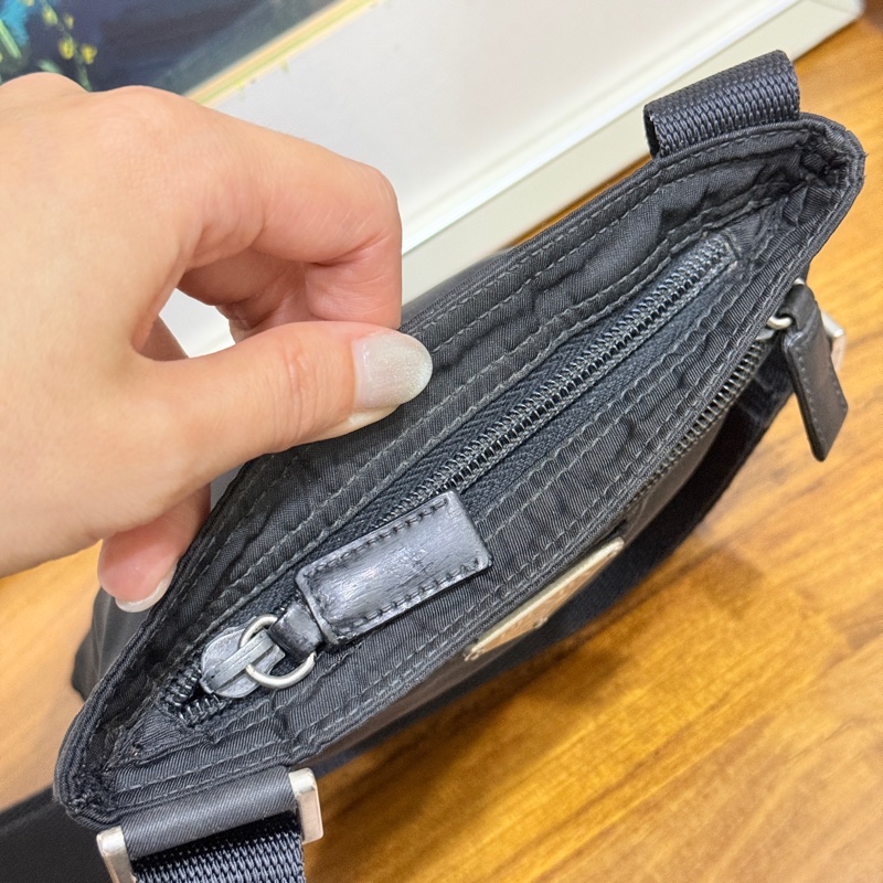 8新✨輕鬆出門超方便的 PRADA 經典尼龍 黑色斜背包 很輕 肩背到斜背都可以-48