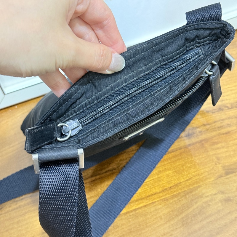 8新✨輕鬆出門超方便的 PRADA 經典尼龍 黑色斜背包 很輕 肩背到斜背都可以-49