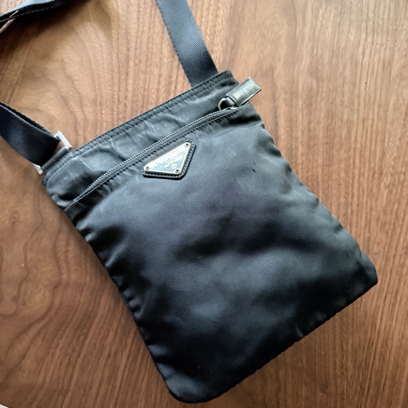 8新✨輕鬆出門超方便的 PRADA 經典尼龍 黑色斜背包 很輕 肩背到斜背都可以-50