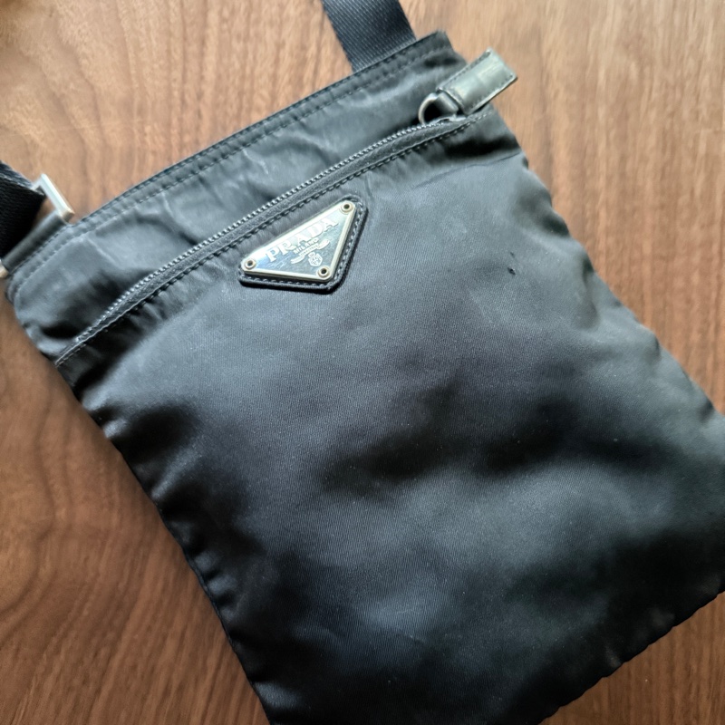 8新✨輕鬆出門超方便的 PRADA 經典尼龍 黑色斜背包 很輕 肩背到斜背都可以-51