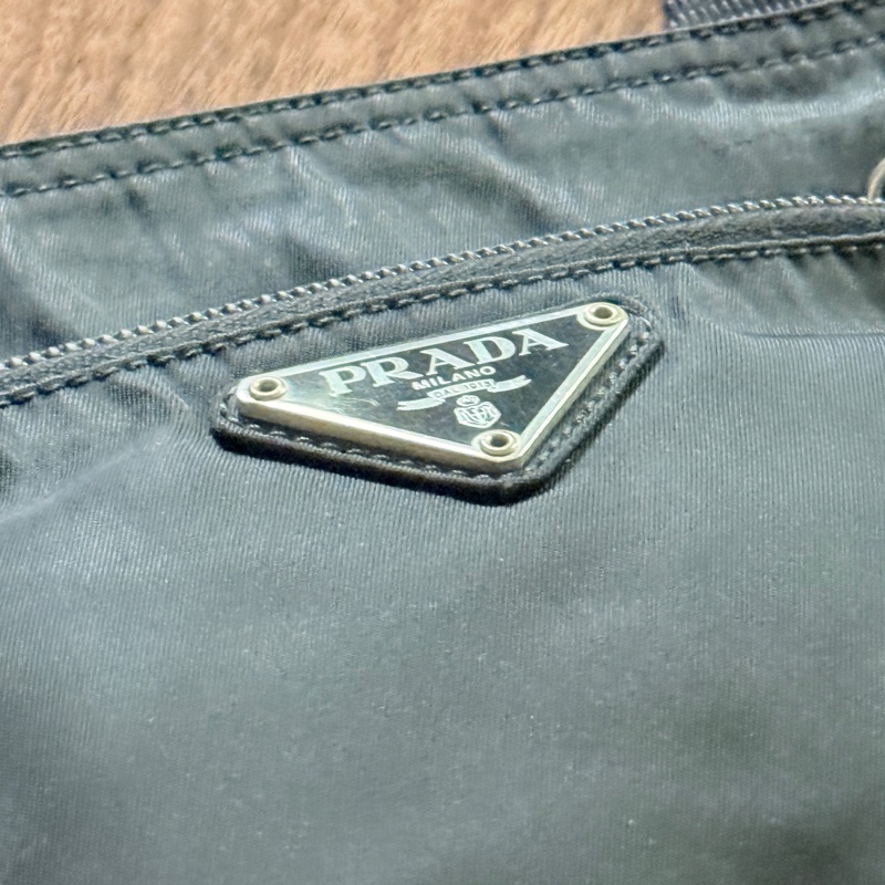 8新✨輕鬆出門超方便的 PRADA 經典尼龍 黑色斜背包 很輕 肩背到斜背都可以-52