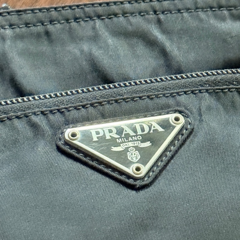 8新✨輕鬆出門超方便的 PRADA 經典尼龍 黑色斜背包 很輕 肩背到斜背都可以-53