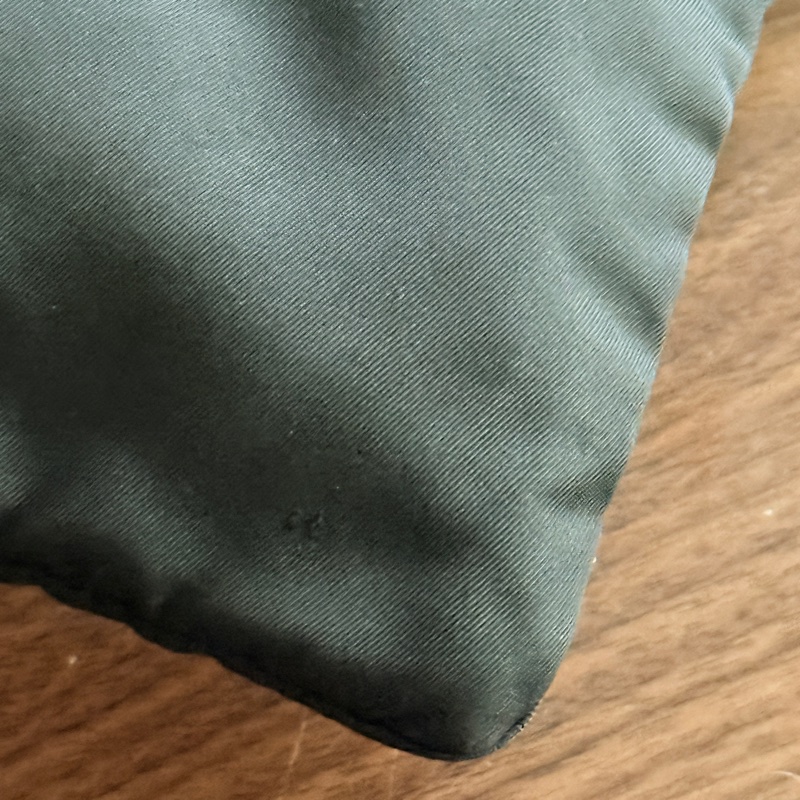 8新✨輕鬆出門超方便的 PRADA 經典尼龍 黑色斜背包 很輕 肩背到斜背都可以-54