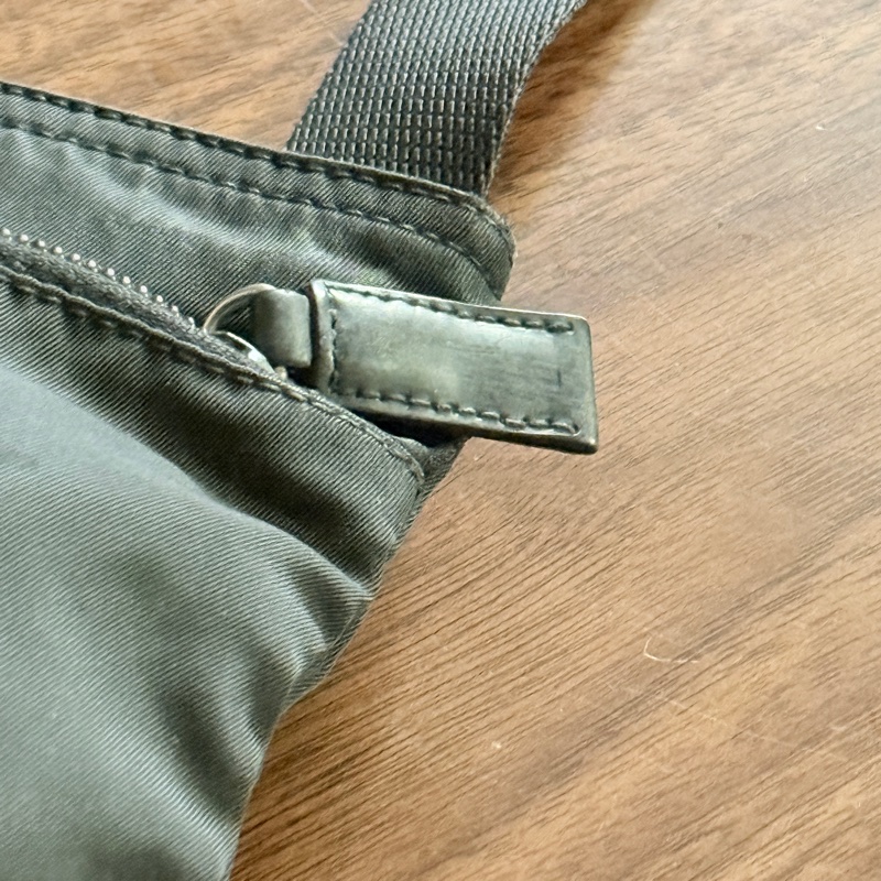 8新✨輕鬆出門超方便的 PRADA 經典尼龍 黑色斜背包 很輕 肩背到斜背都可以-55